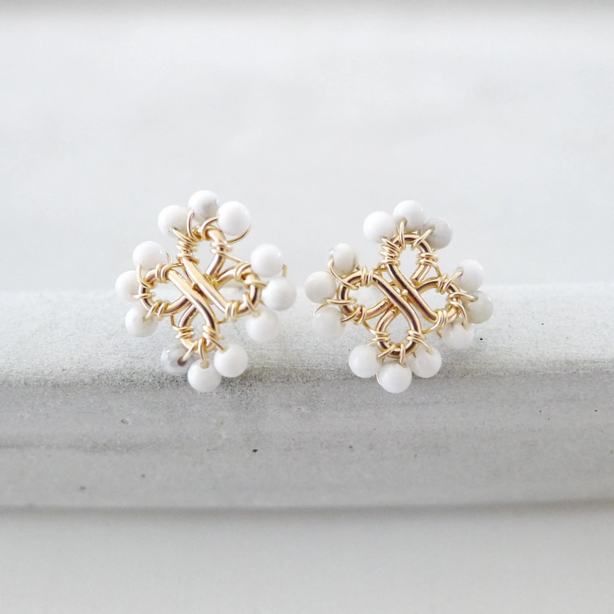 Clover Earstuds / White Howlite
