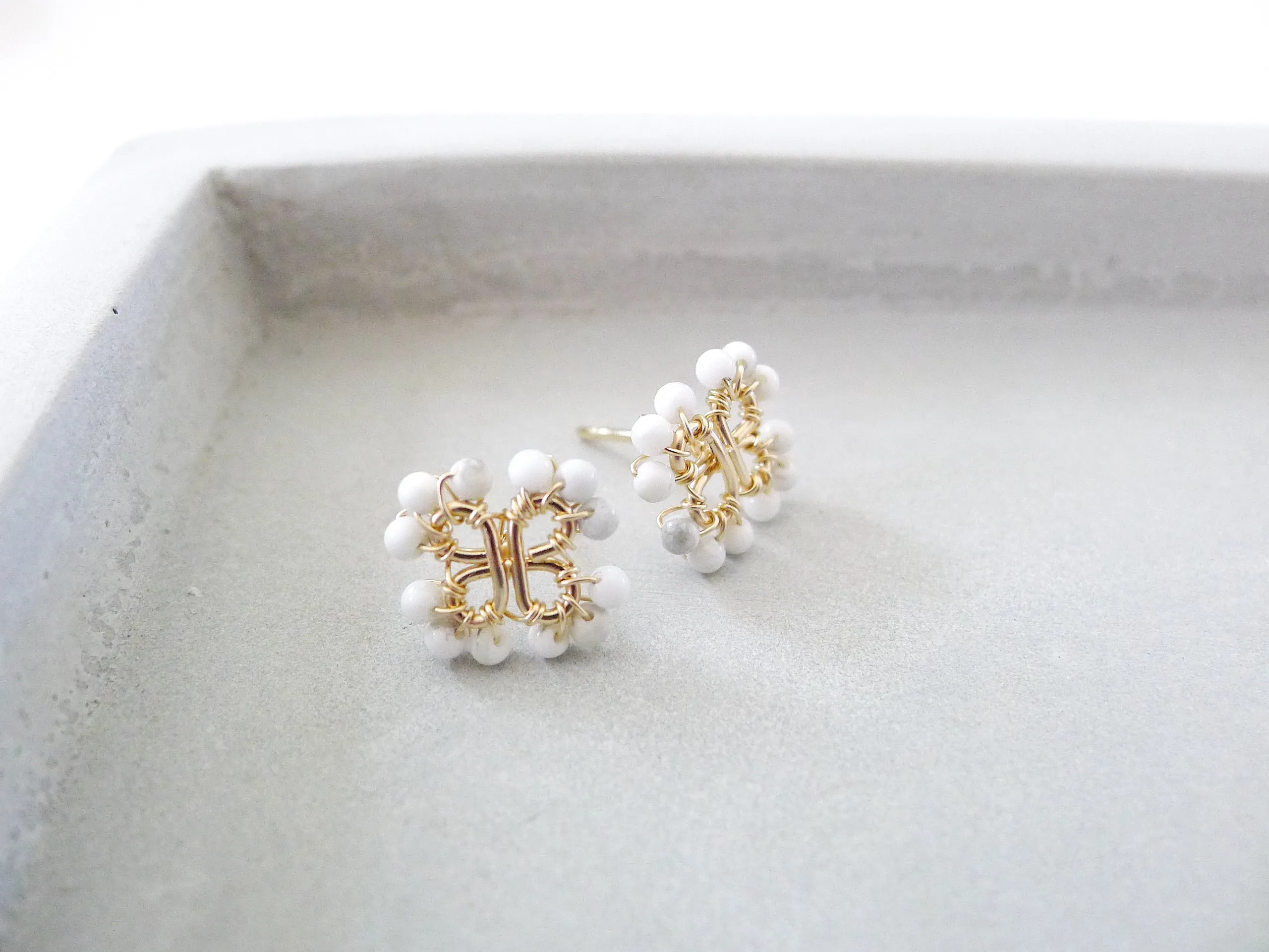 Clover Earstuds / White Howlite