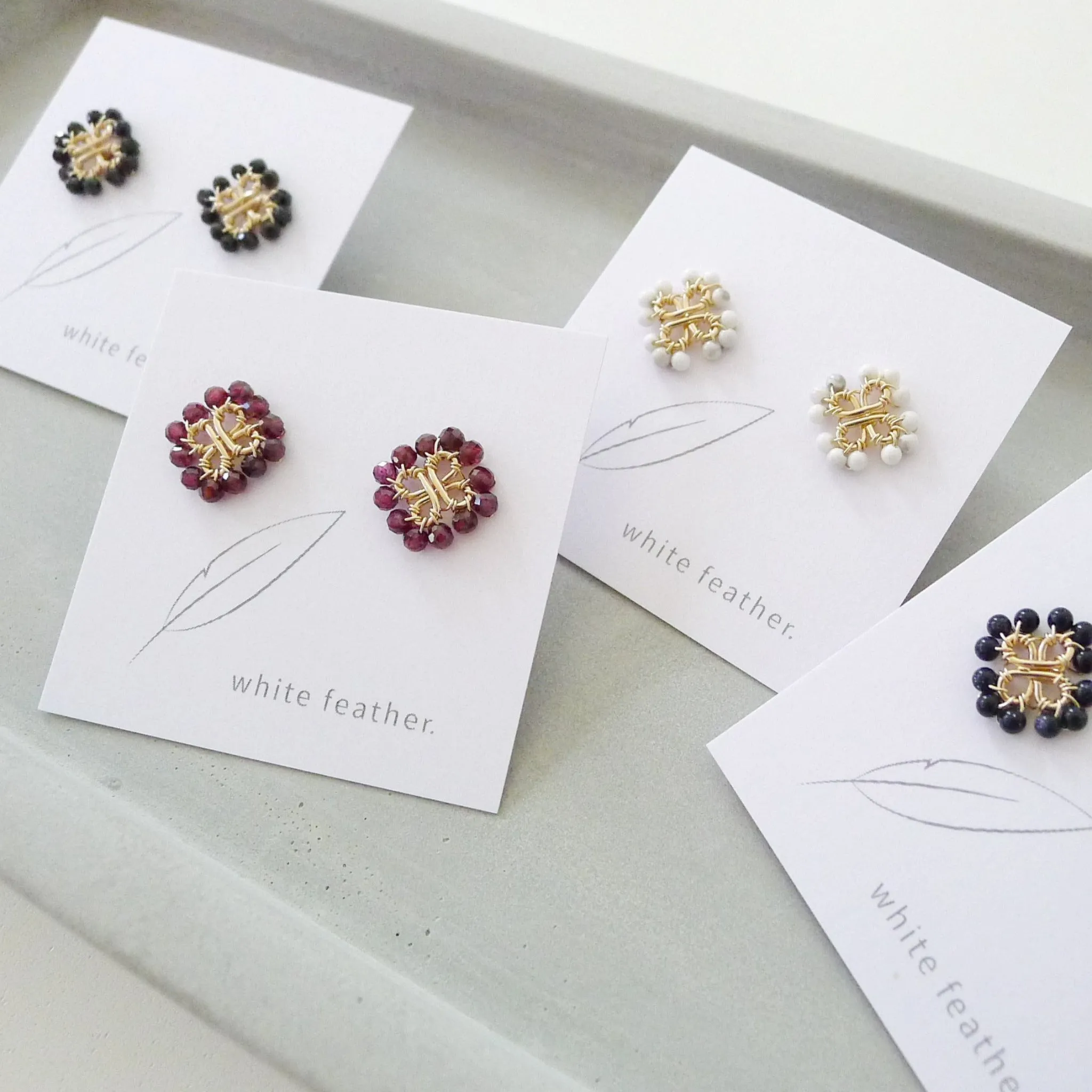 Clover Earstuds / White Howlite
