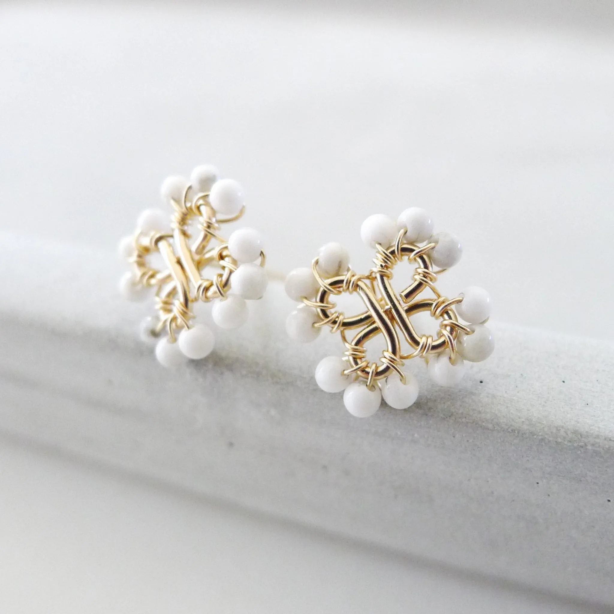 Clover Earstuds / White Howlite