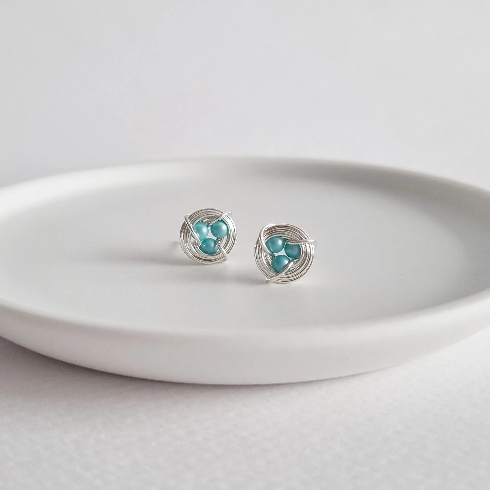 Robin's Nest Earstuds / Blue Pearls