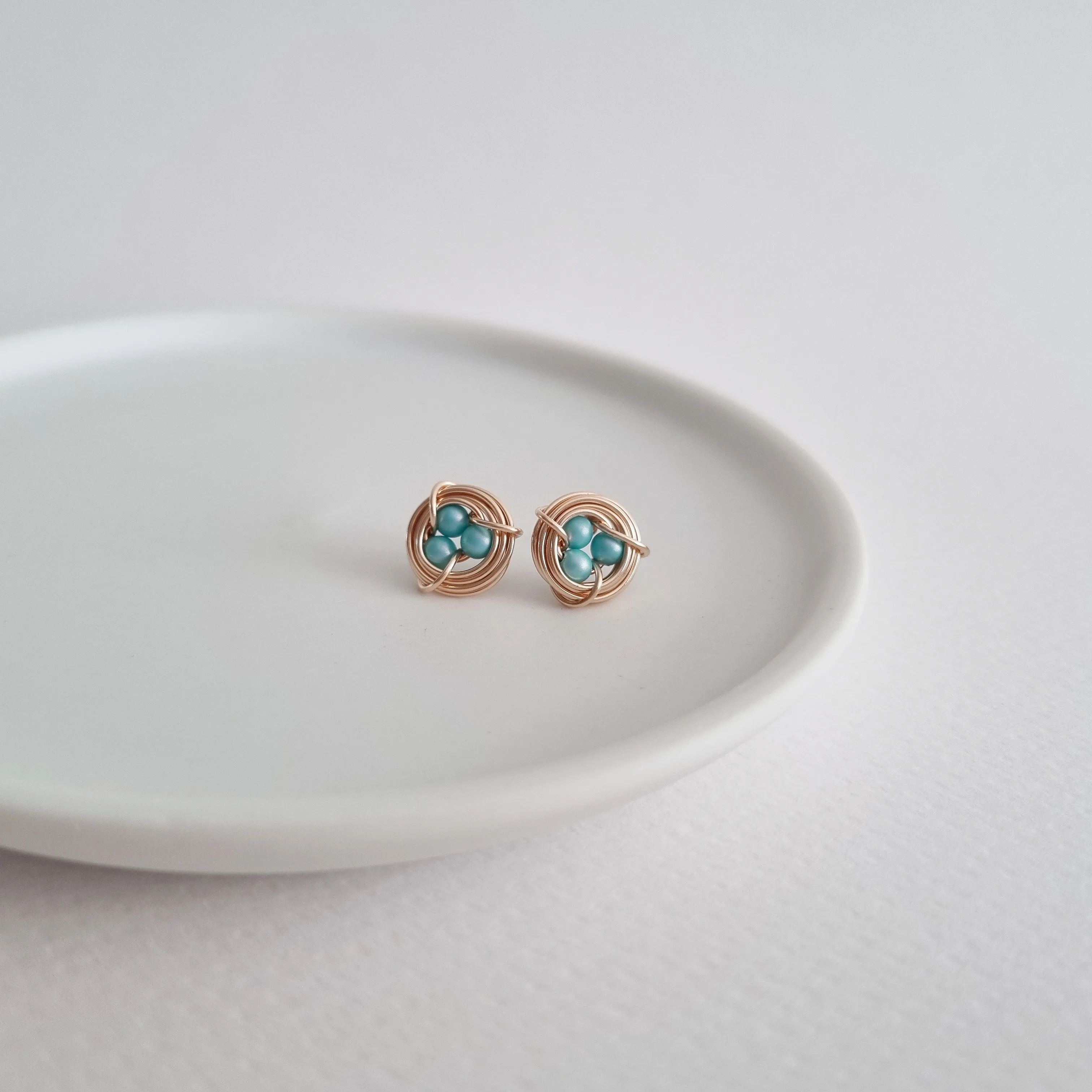 Robin's Nest Earstuds / Blue Pearls