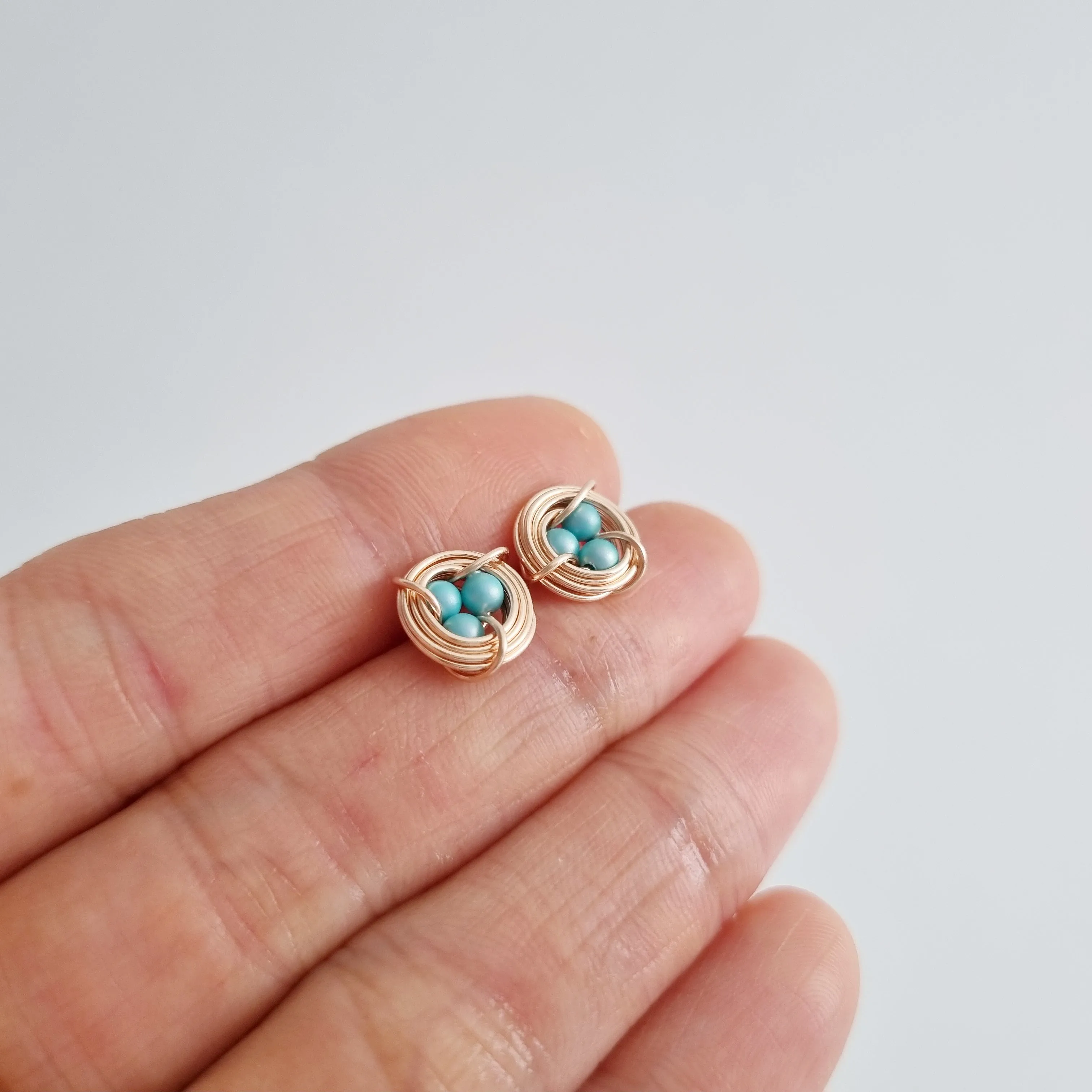 Robin's Nest Earstuds / Blue Pearls
