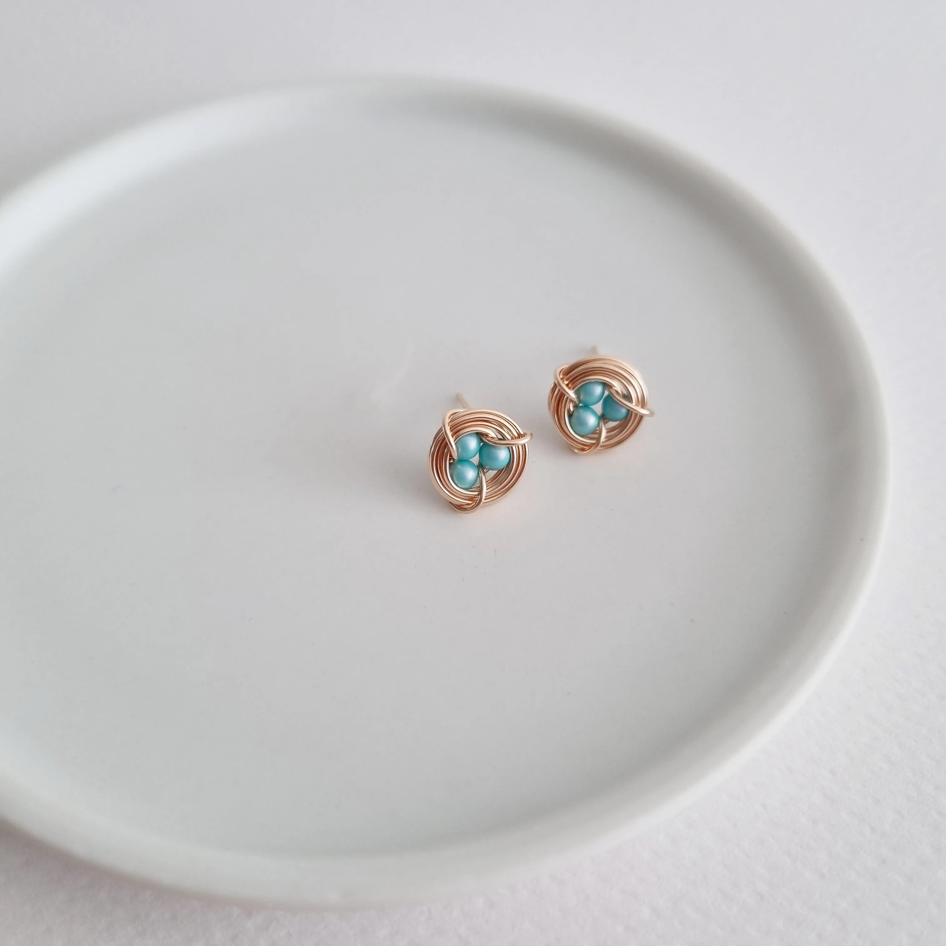 Robin's Nest Earstuds / Blue Pearls