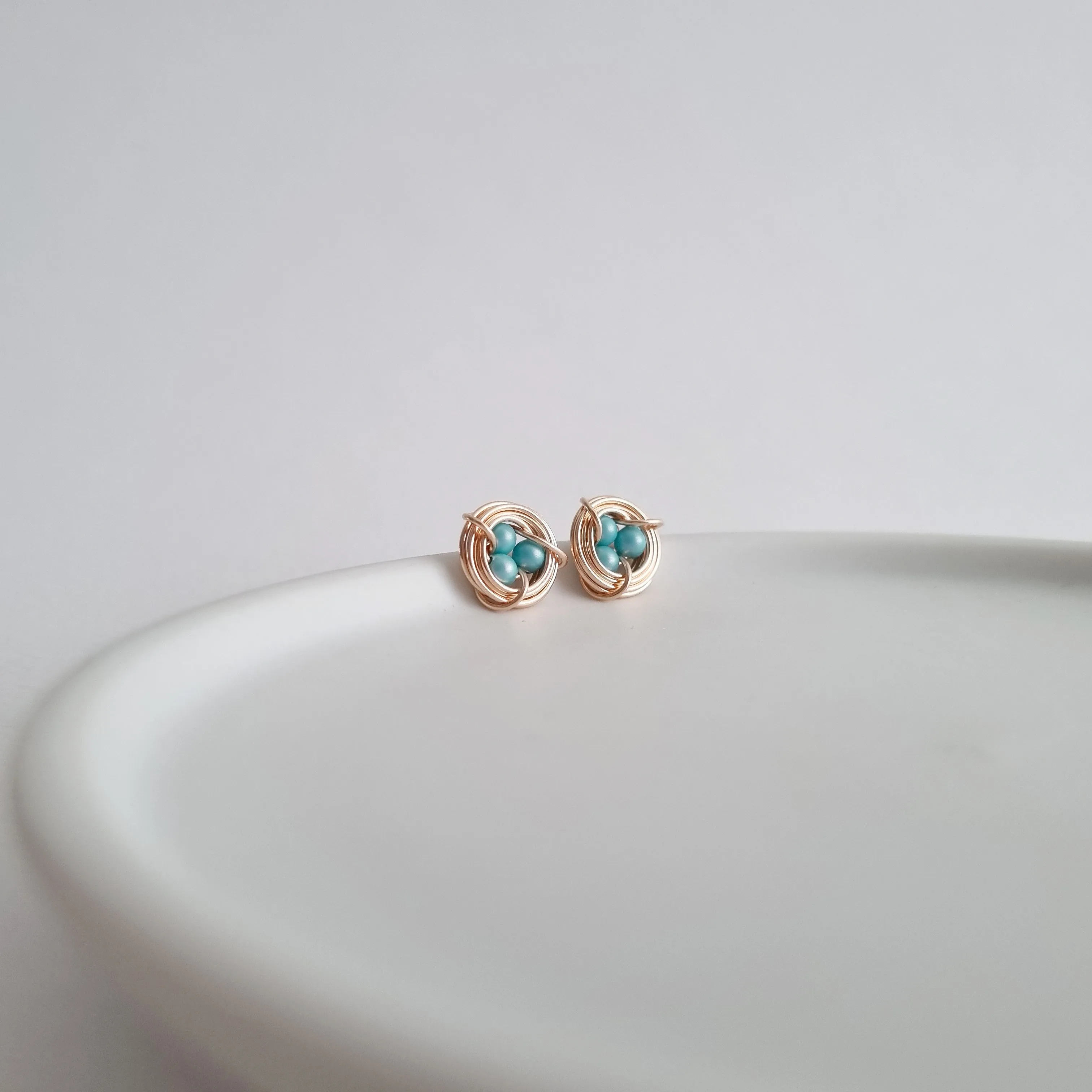 Robin's Nest Earstuds / Blue Pearls